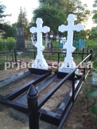Мраморные кресты на кладбище. Высота 150 см.