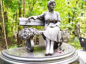 Бронзовая статуя на кладбище. Высота 130 см.