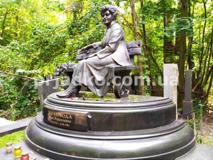 Фото бронзовой статуи на кладбище в Киеве. Высота 130 см.