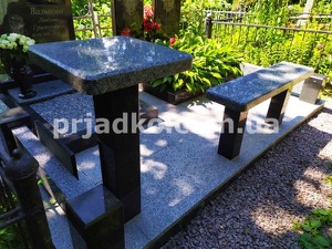 Цоколь на могилу из гранита. Размеры - 3,3 х 2,2 м.