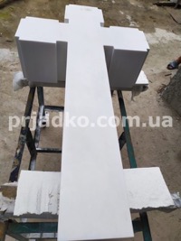 Размеры креста из белого мрамора - 170 х 80 х 30 см. Фото памятника на производстве в Киеве.
