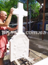 Изготовление креста из белого мрамора для памятника на производстве в Киеве сегодня.