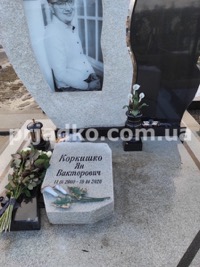 Памятник на заказ из белого гранита; размер - 150 х 110 х 15 см.