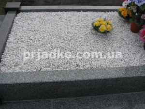 Крошка для могилы; цвет белый; цена доступная. Оформление могилы крошкой.
