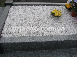 Крошка из мрамора для могилы.&nbsp;Цена - 600 грн. за мешок 25 кг.