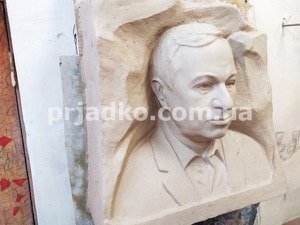 Изготовление портрета в глине для памятника, размеры: 60 х 35 х 30 см.