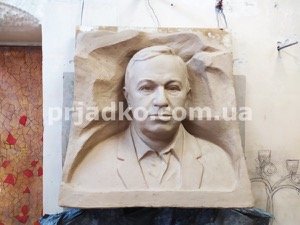Портрет из глины в виде барельефа для памятника, высота 60 см.