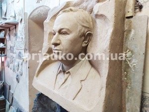 Фото портрета в виде барельефа для памятника, изготовление в Киеве.