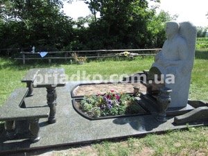 Мемориальный комплекс из гранита со скульптурой.