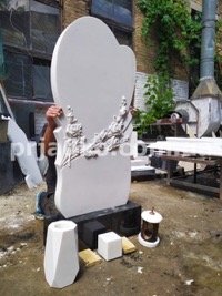 Фото изготовления мраморного памятника на производстве в Киеве. Высота - 1,8 м.