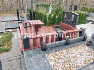 Гранитный цоколь на кладбище. Высота бруса 60 см.