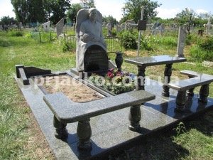 Фото скульптуры из гранита на кладбище. 