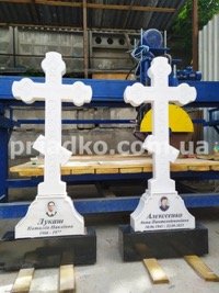 Высота крестов из белого мрамора 150 см. Фото на производстве в Киеве.