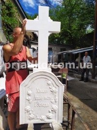 Высота памятника с крестом из белого мрамора - 2 м . Фото на производстве в Киеве.
