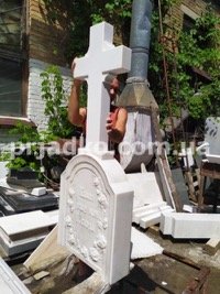 Памятник в форме креста из белого мрамора. Изготовление в Киеве сегодня.