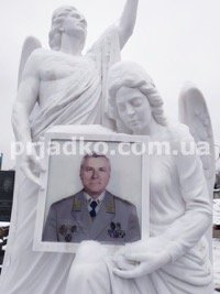Мраморная скульптура. Фото на кладбище в Киеве.