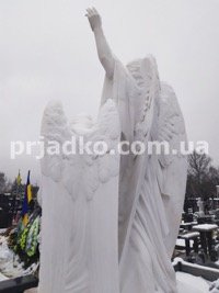 Высота скульптуры из мрамора - 2,2 м.
