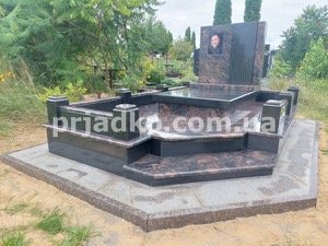 Фото памятника из гранита Аврора. Изготовление на производстве в Киеве сегодня.