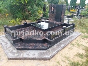 Изготовление памятников из гранита Аврора на собственном производстве в Киеве.