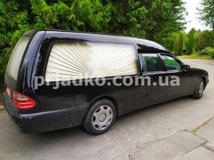 Заказать перевозку умершего катафалком. Стоимость отправки по Украине - 50 грн. / км.