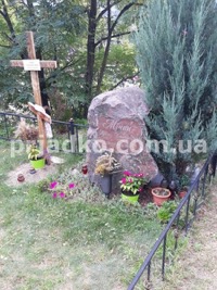 Размеры памятника из камня: 1,3 х 0,7 х 0,5 м.