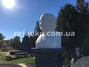 Фото бюста из белого мрамора женщине на кладбище.