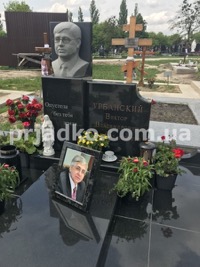 Бюст для памятника. Колонна из гранита для бюста: 100 х 40 х 25 см.