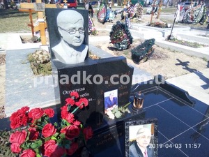 Бюст на колонне для ритуального комплекса. Высота бюста из гранита 40 см.