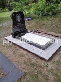 Размеры памятника на одного человека: 90 х 80 х 12 см. Фото на кладбище.