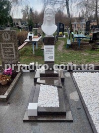 Высота бюста из белого мрамора на колонне - 1,65 м.