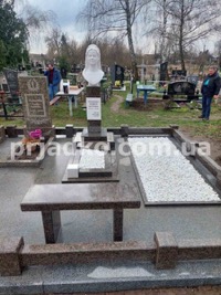 Мраморный бюст женщине на колонне. Высота 65 см.
