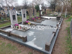 Высота бюста женщины на колонне - согласно проекта памятника.