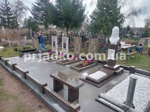 Бюст женщине из мрамора на колонне. Фото на кладбище.