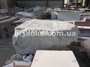 Фото памятника из камня. Гранит Танского месторождения, Уманский карьер.