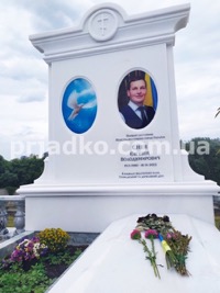 Размеры памятника из мрамора - согласно проекта. Фото на могиле.
