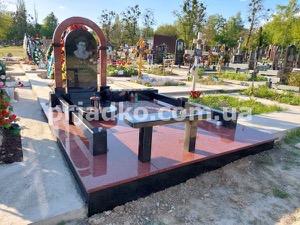 Вариант женского памятника в ритуальном комплексе. Фото на кладбище.