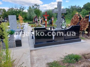 Женский памятник с крестом. Высота по проекту - 2 м.