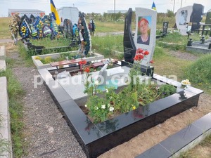 Высота памятника сыну - 1,6 м.