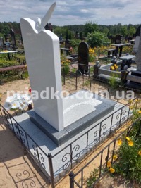 Вариант памятника женщине из белого мрамора. Фото на кладбище.