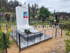 Вариант женского памятника из белого мрамора. Высота 1,7 м.