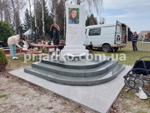 Красивый памятник девочке из белого мрамора. Высота 1,6 м.