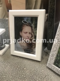Портрет в стекле девушки на памятник. Размер цветного фото в стекле: 40 х 50 см.
