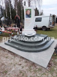Размеры памятника из белого мрамора: 160 х 80 х 12 см.