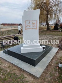 Фото детского памятника из белого мрамора. Высота 1,6 м.