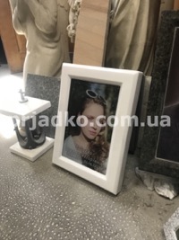Фото девушки в стекле для памятника. Размеры фото в стекле: 30 х 40 см.