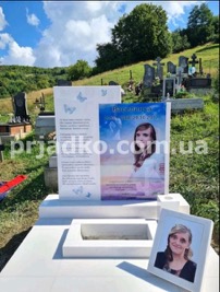Памятник женщине с портретом в стекле. Фото на кладбище.