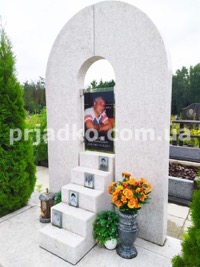 Памятник мужчине на одного с портретом. Высота 50 см.