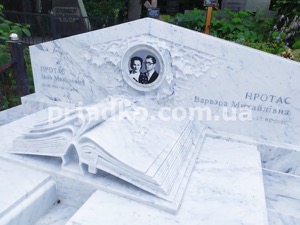 Изготовление мраморных памятников на производстве в Киеве.
