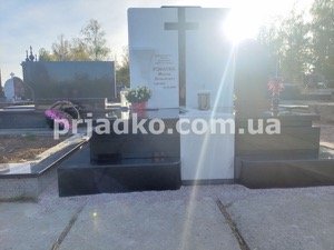 Фото мраморного памятника в мемориальном комплексе.