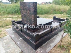 Размеры мемориального комплекса из гранита Аврора: 2,5 х 4 м.